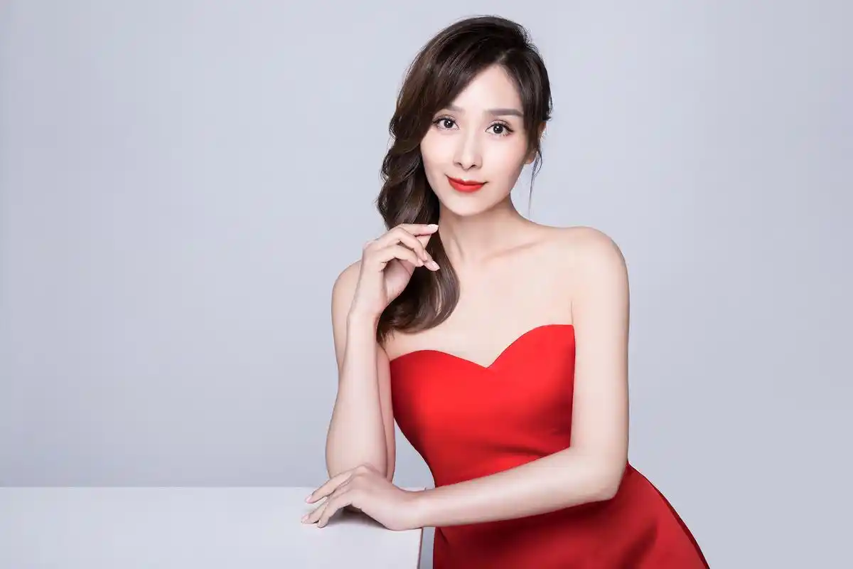 冻龄女神杨恭如情人节写真曝光明艳动人