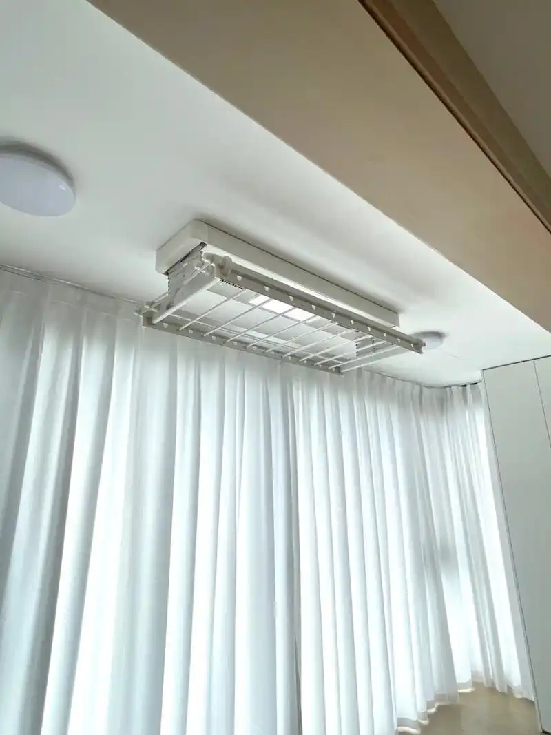 精装房不用改吊顶也能装电动晾衣架 我们家的是精装房,石膏板吊顶,不