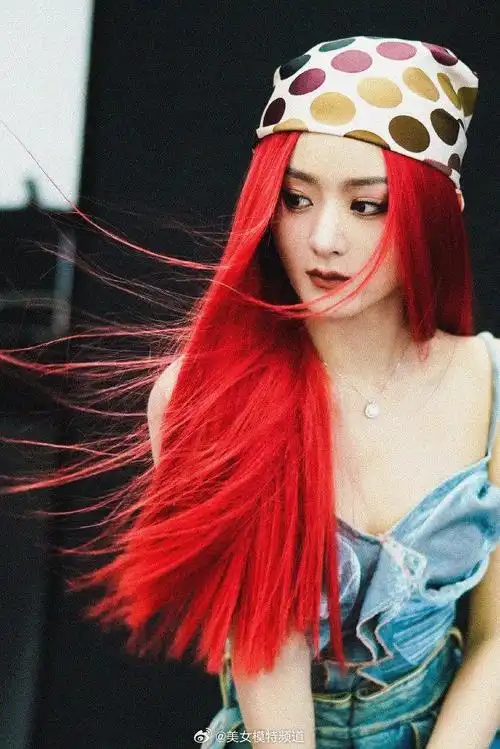 赵丽颖红发大片花絮照 戴墨镜骑摩托抚摸猫猫显反差