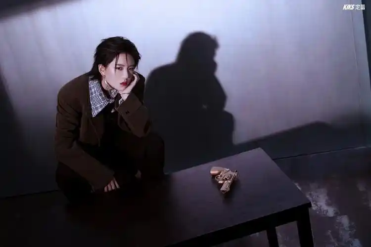 陆柯燃《kiks定番》封面大片 酷帅有态度的柯柯