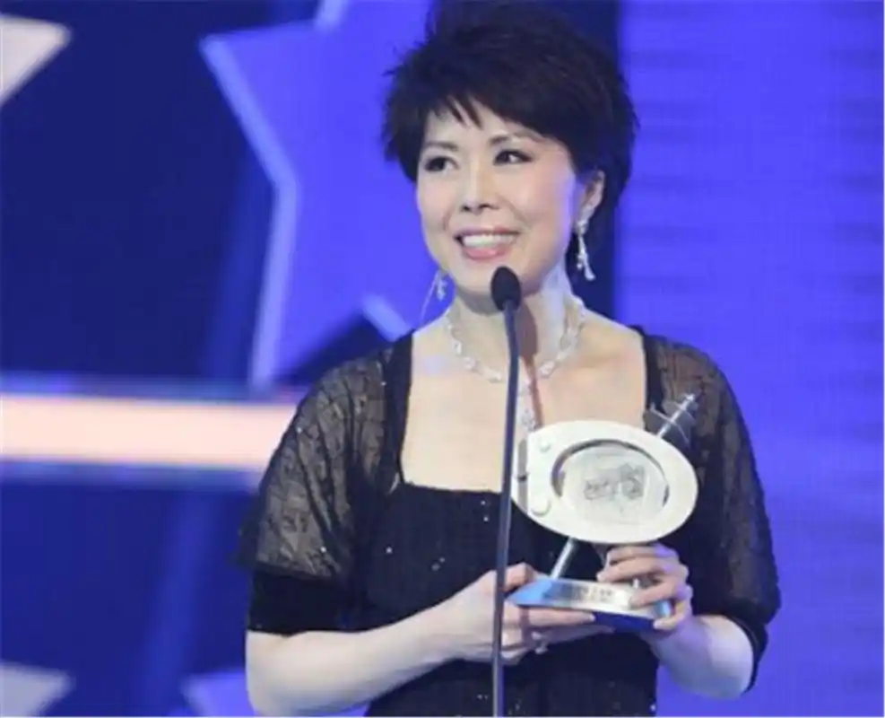 关菊英与同性伴侣现身机场女友悉心照顾两人相伴十多年