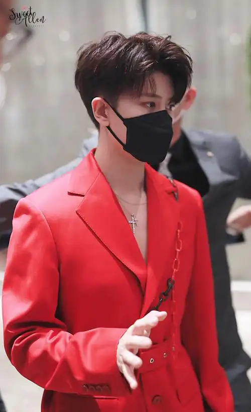 消息任嘉伦红色链条西装亮相晚会赶场三场直播诚意满满