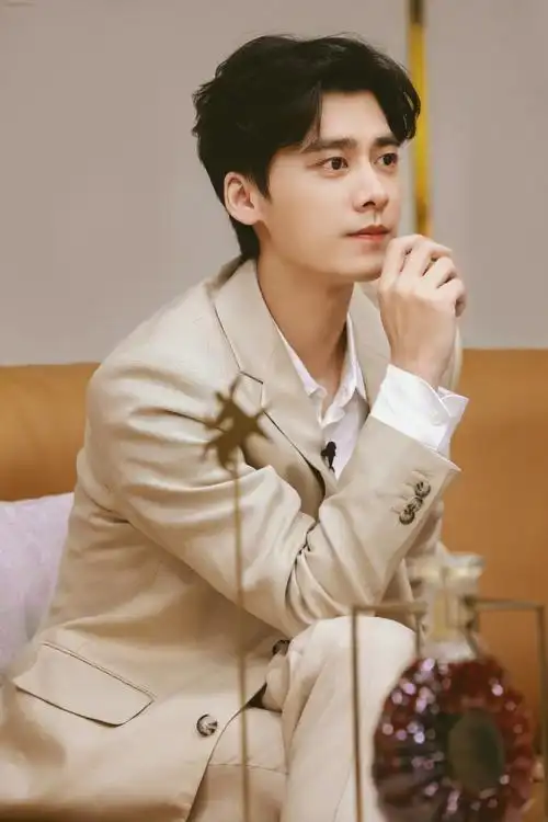 人头马xo代言人李易峰##李易峰香槟色西装造型