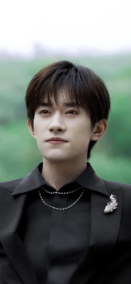 易烊千玺蒂芙尼全球品牌代言人##易烊千玺锦鲤胸针##胖虎带易烊千玺