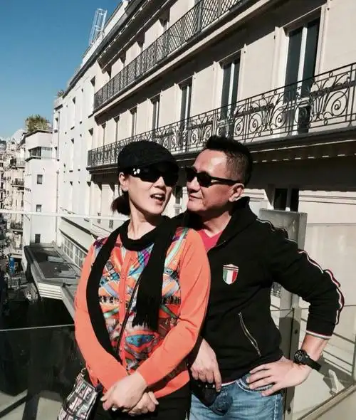 回顾张志坚与初恋妻子双向奔赴30多年62岁再翻红今幸福美满