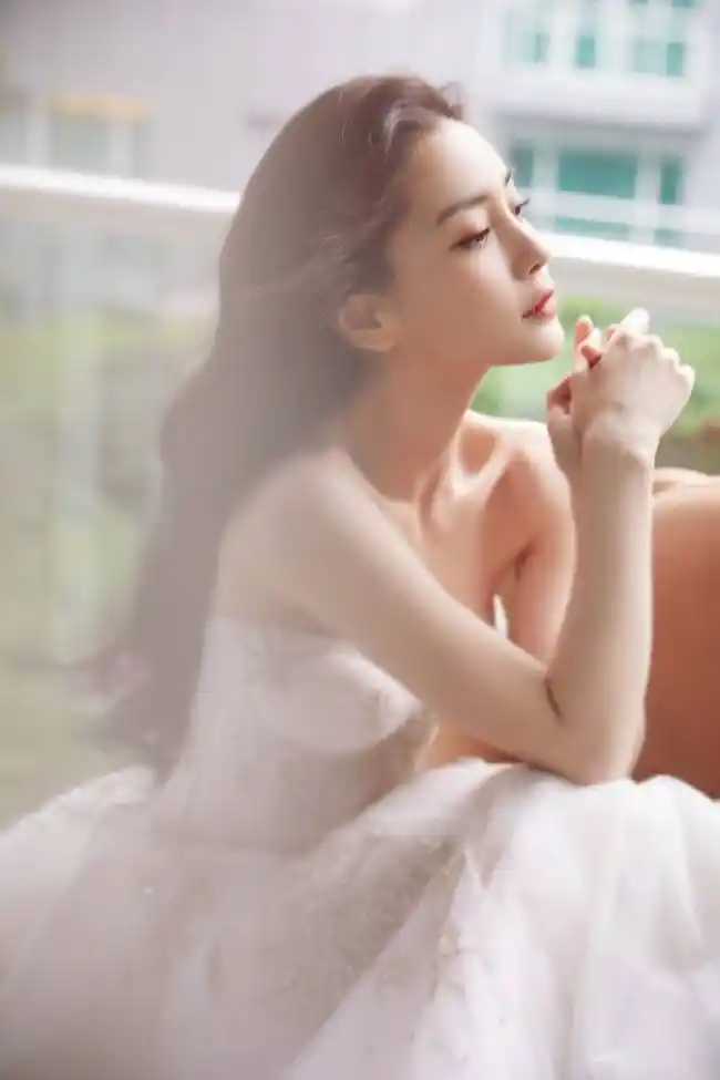 angelababy穿抹胸裙温柔可人秀酥胸香肩眼神魅惑