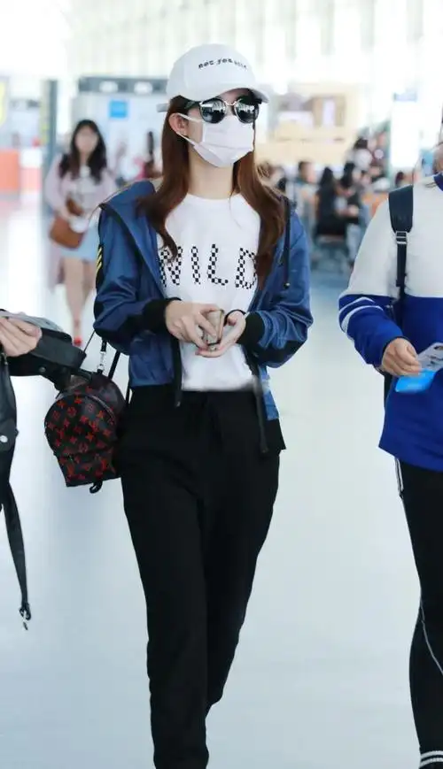 赵丽颖现身机场照曝光穿运动装很清爽,而她上万lv包是亮点