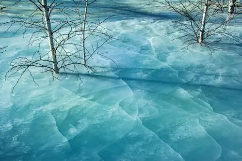 优美的蓝色冰湖是春天难得的景象.