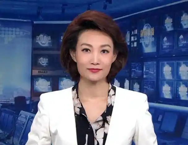 你可能每天都会看到她的身影,她是央视新闻联播的主持人之一,她是