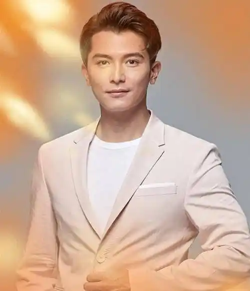 换身造型,换身装扮的邱泽还是很帅的,潮流时尚的发型加上立体的五官