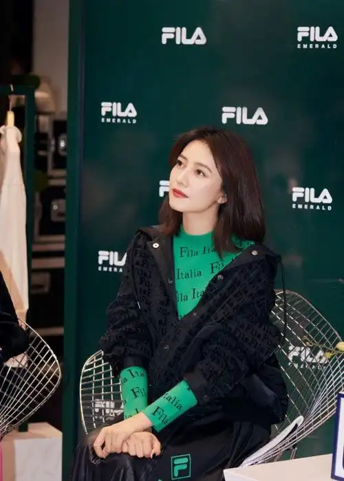 高圆圆罕见失了手穿绿卫衣显得腰格外粗还好美貌和气质撑住了