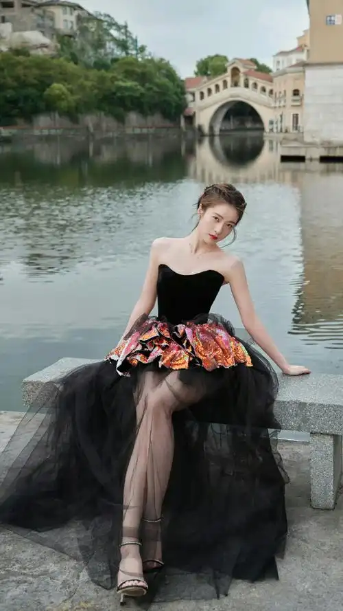 张雪迎壁纸:黑纱裙高跟,浪漫柔美