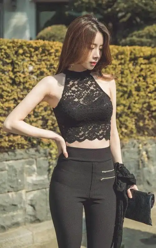 翻领的淡蓝色衬衫,搭配粉色的超短裙,让小姐姐白皙美腿亭亭玉立