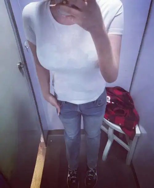 一米八女生紧身短袖