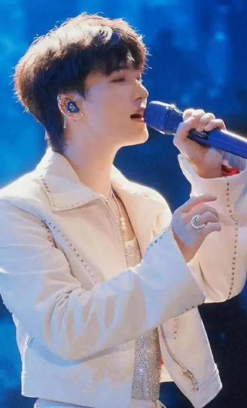 多台2024跨年晚会来临,歌手周深竟分身参加6场!盘点8年跨年轨迹