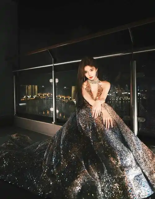 鞠婧祎音乐盛典造型大片,一袭金色流彩长裙,不愧是四千年的神颜_东方