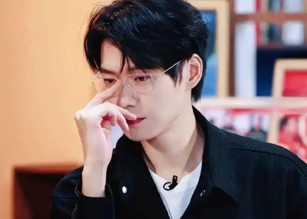 魏大勋戴眼镜惊艳全场网友你是不是怕我们看不到别人了