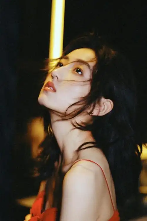 张子枫开面包车