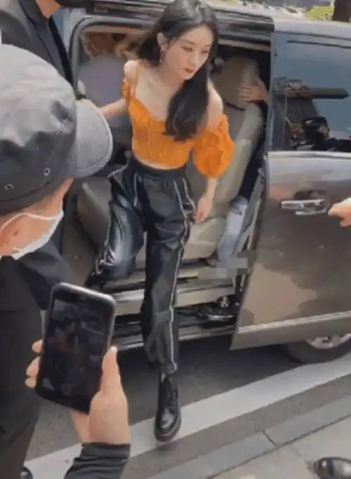 原创赵丽颖38度天外出,穿皮裤不算啥,看清她的鞋,确定不嫌臭脚?