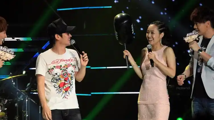 回顾歌手云朵本是餐厅服务员18岁后拜师刀郎与师傅情同父女