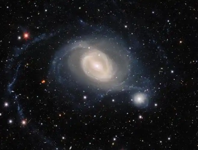 在这幅图片中,相互作用的星系对ngc 1512和ngc 1510的全景占据了中心