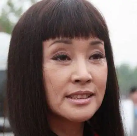 图58岁刘晓庆卸妆照曝光素颜照对比满脸皱纹显老态