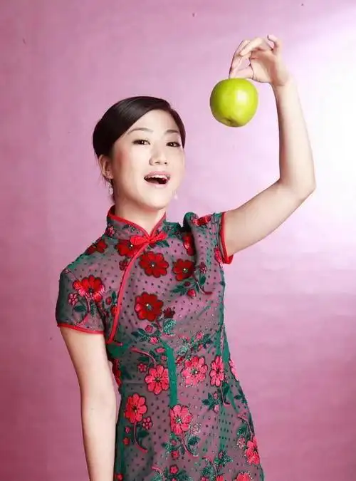 东方卫视杨蕾气质温婉优雅离婚后一直单身她不再相信爱情了