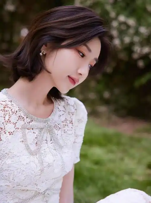 毛晓彤白色时尚镂空裙造型_短发_魅力_裙子
