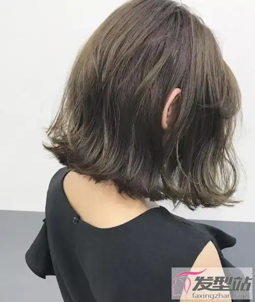 中短发发型搭配小裙子也很好看,出席宴会或者婚礼,女生头发烫个这个卷