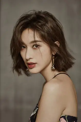 张俪复古写真大片 魅惑妆容展露性感魅力