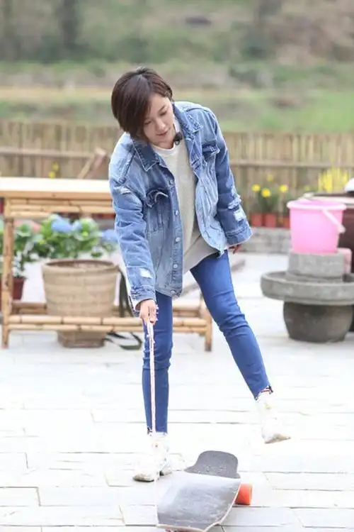 王珞丹清新look养眼亮相 滑板打卡《向往的生活》休闲牛仔外套搭配