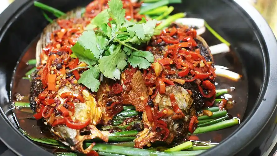 大厨教你一道湘菜特色菜:葱烧鲫鱼家常菜做法,年夜饭必备美食