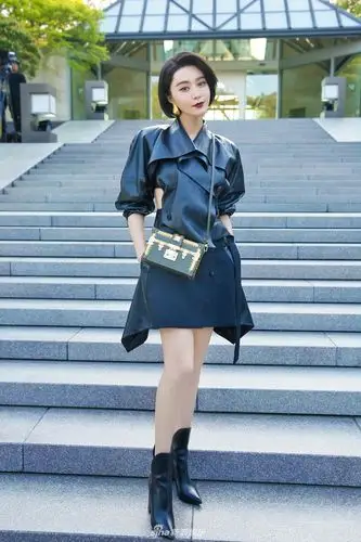 范冰冰皮衣短裙露美腿经典暗黑时尚造型抢镜