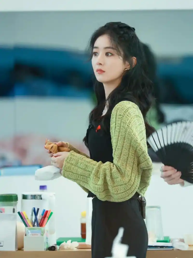 时尚穿搭# #明星穿搭# 赵丽颖的造型,0577黑