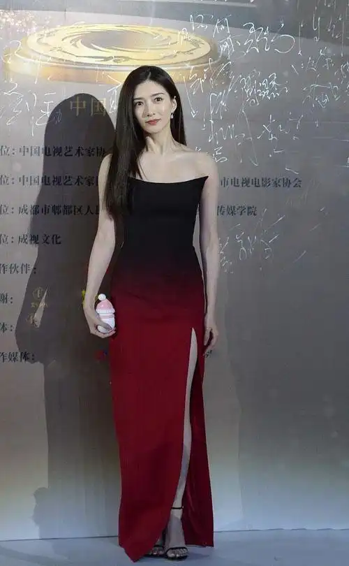 又一次被江疏影惊艳了穿渐变红长裙艳而不俗美如出水芙蓉