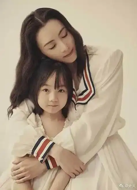 曝张柏芝怀四胎!停工疑养胎,近期亮相遮腹部,她爱小孩想生50个