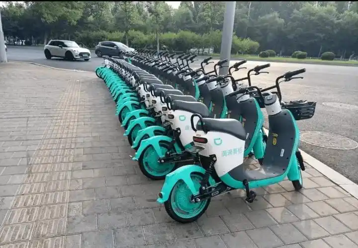 在市区有的路口已经有成排的绿色共享电动车这就是"滴滴青桔"这表明