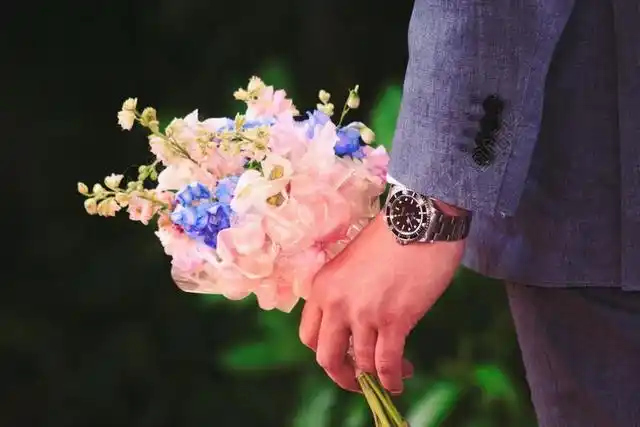 唯美手拿鲜花花束的男子背景图片