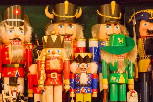 的胡桃夹子小玩偶,这是一种源自 erzgebirge(埃尔茨山脉)的民间艺术品