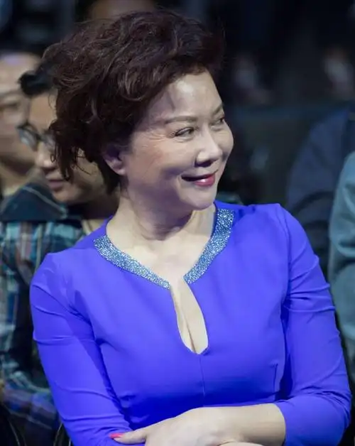 蔡明嫁了几个老公(揭秘蔡明现任老公情史)