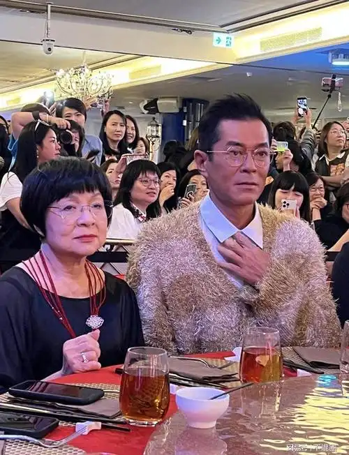 古天乐办53岁生日宴古妈妈打扮优雅贵气母子同台合照长相神似