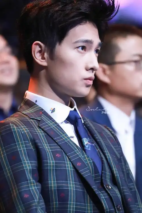 必须要有我们的侧颜一绝的咩咩啊,笑起来真的超迷人啊!@杨洋 67