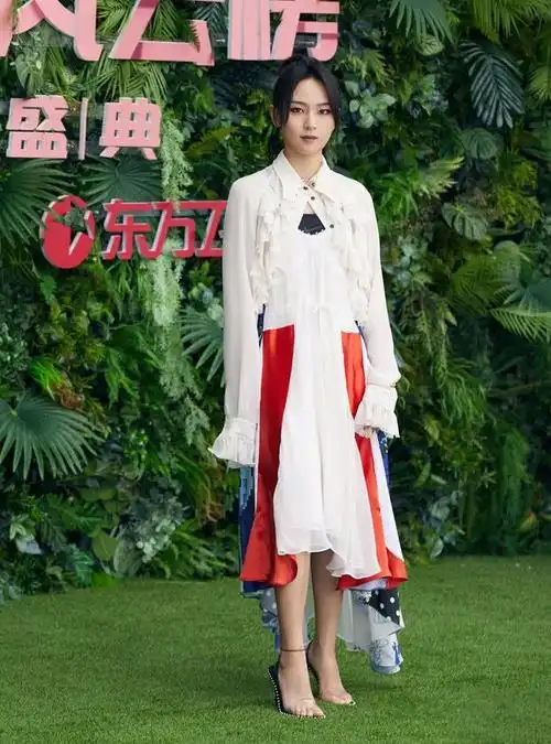 周笔畅是没有鞋子了吗?竟在腿上画条黑线当鞋子?这操作看傻了眼