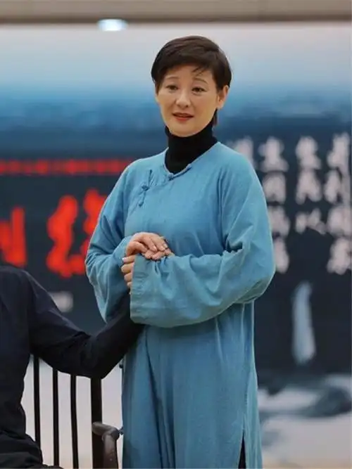 原创徐帆素颜蜡黄又消瘦,体型干瘪没一点女人味,就是个老年人!