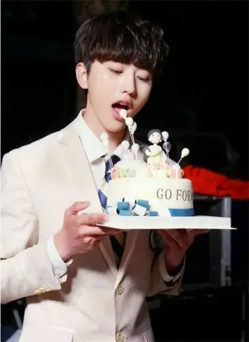 蔡徐坤过生日队友大爆料性感帅气很酷竟然还闷骚