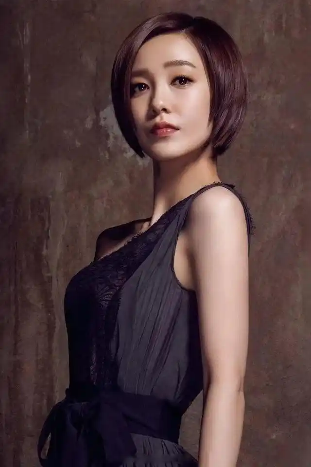 郭采洁必须要有姓名无论是随性的街头牛仔风,oversize的嘻哈男友风