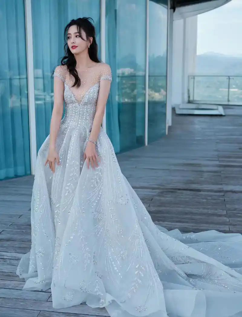 佟丽娅亮相海南国际电影节,一袭薄纱镶钻礼服,优雅又惊艳!