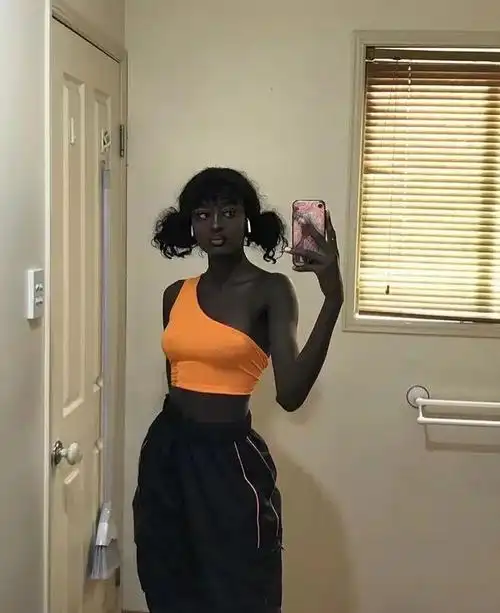 苏丹女孩颜值高,肤色却很黑,被网友吐槽到崩溃