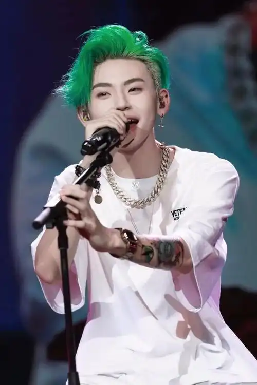 造型走火入魔丑到上热搜王琳凯的穿搭你给他打几分