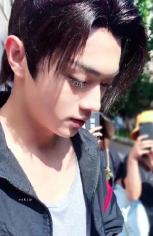 毕竟这两位都是他在戏里喜欢过的人,不得不说许凯专情的样子真的很